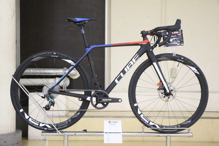 シクロクロスバイク「CROSSRACE」。イーストンの軽量クランクやカーボンパーツをアセンブルして40万円を切る価格