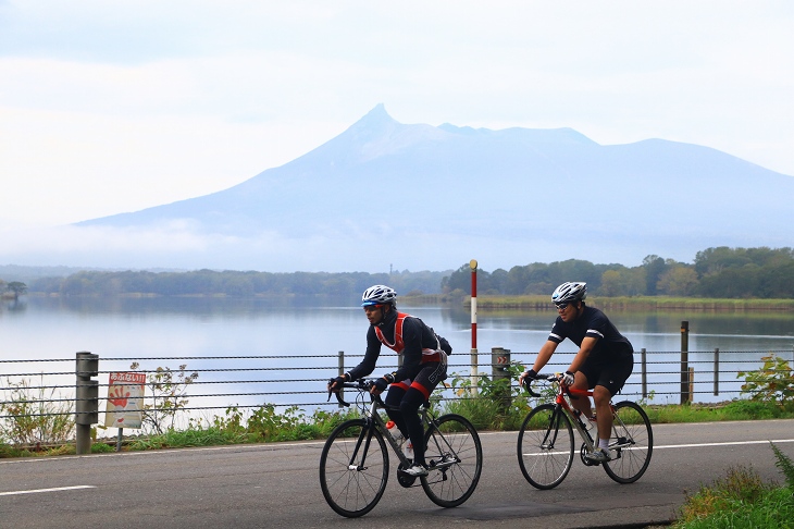 小沼と駒ケ岳が見渡せる絶景区間