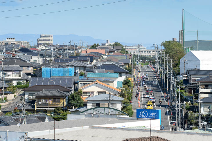 住宅街の中をレースが進む