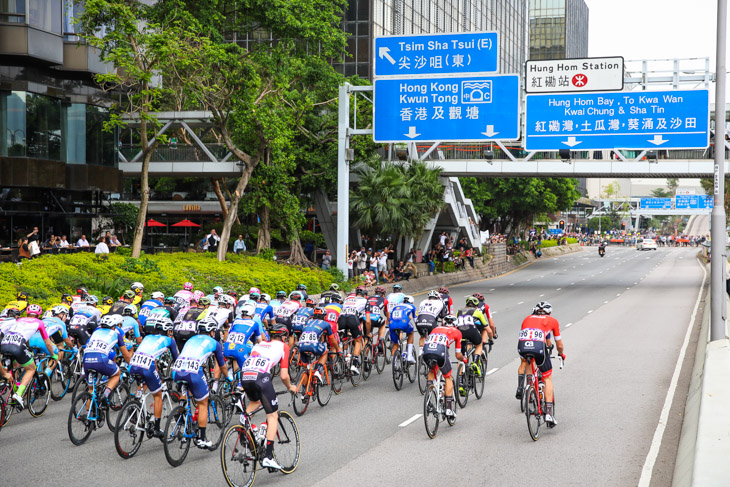 九龍半島南部の尖沙咀を走る