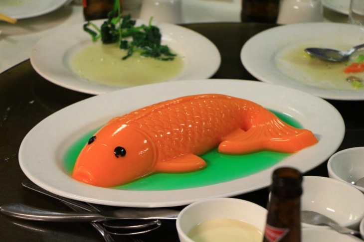 このレストラン名物の魚の形をしたマンゴープリン