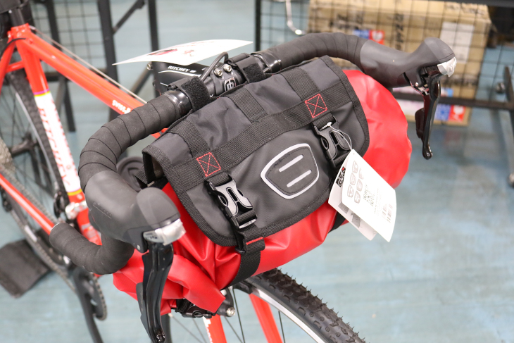 ゼファールからは新たにバイクパッキング用のバッグが登場