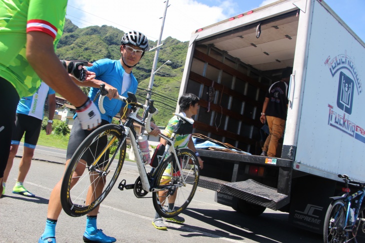 トラックから自転車を降ろしていく