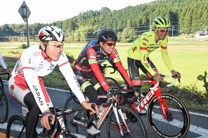 別府史之(トレック・セガフレード)と並走する畑中勇介(チーム右京)と松田祥位(日本ナショナルチーム)