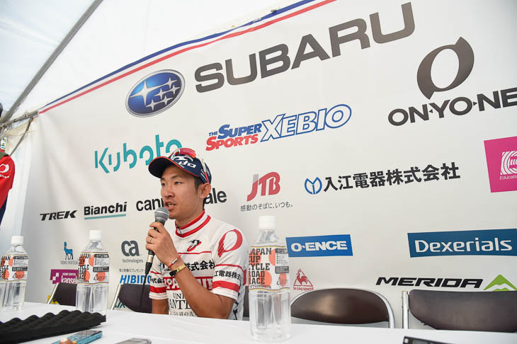 アジア最優秀選手賞を受賞して記者会見に臨む中根英登(NIPPOヴィーニファンティーニ・エウロパオヴィーニ)