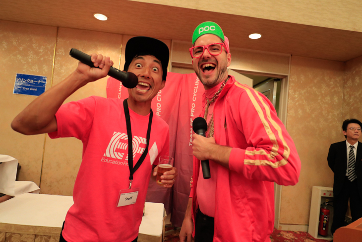 パーティを盛り上げるMCふたり。山本カズさんも頑張ってます!(ちょっと無理してる?笑)