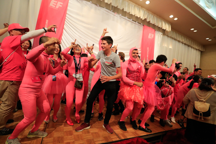 Party Time! たどたどしくも踊りだしたジョセフ・ロイド・ドンブロウスキー