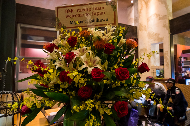 入口のもう一方には、ファンの方から贈られた花が飾られていた