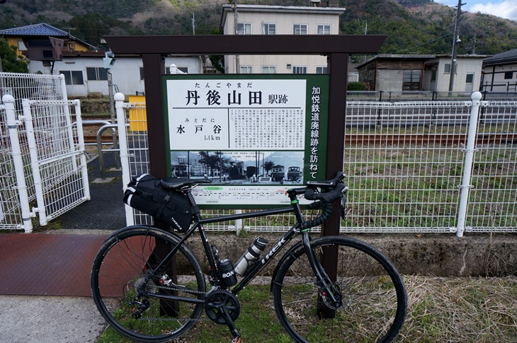 サイクリングロード沿いのかつて駅のあった場所にはすべて写真付きの案内板があって、ついつい見入ってしまいます(笑)