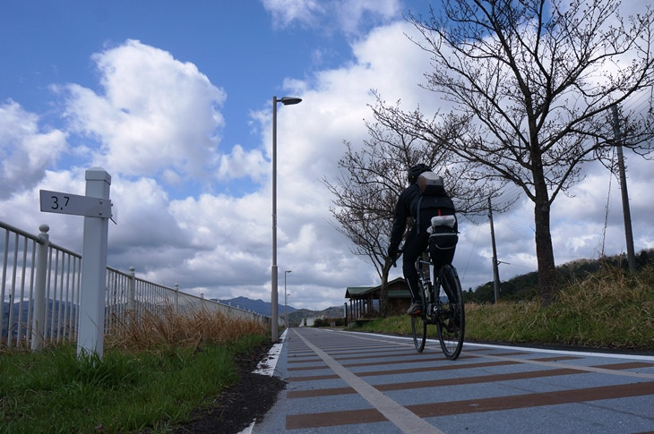 晴れ渡った空に加えて、線路＆枕木、勾配票などテツな演出もあって、最高に気持ち良いサイクリングが楽しめます