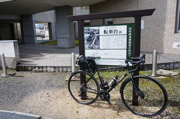 旧加悦駅だった場所は現在町役場に代わっていますが、かつて転車台のあった場所は円形の広場として残されていました