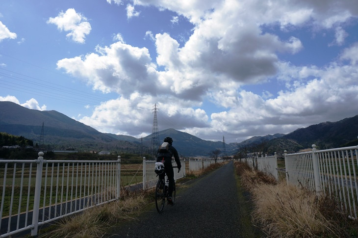 加悦駅から山に向かって一直線に伸びる大江山鉱山の専用線跡をさかのぼる