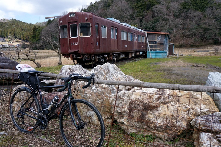 国道の山中でなぜか阪急電車が現れてびっくり!どうやら個人宅のようですが、うらやましい限りでございます(笑)