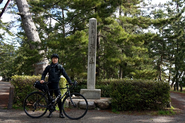 せっかくなので石碑の前でセルフ記念撮影。早朝はまだまだ肌寒く、防寒装備のせいで全身真っ黒ですね(苦笑)