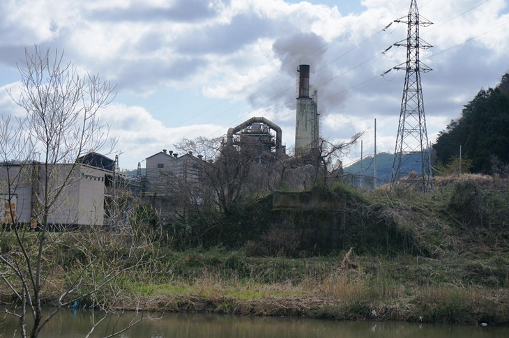 大江山で採掘されたニッケル鉱石をこちらの工場まで運ぶ専用線跡の橋台だけが遺構として残っていました