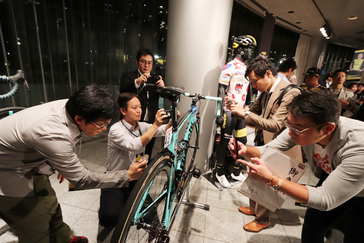 日の丸や富士山を纏ったペイントに興味津々な参加者