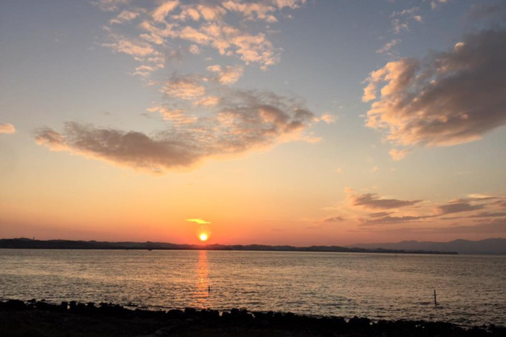 浜名湖の夕日。11月ごろの日没時間は17時くらいなので、試乗会の後は美しい夕日を見よう