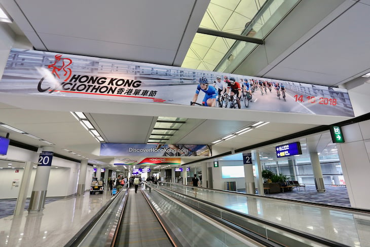 香港空港にはサイクロソンの開催を告げるバナーが多数掲げられていた