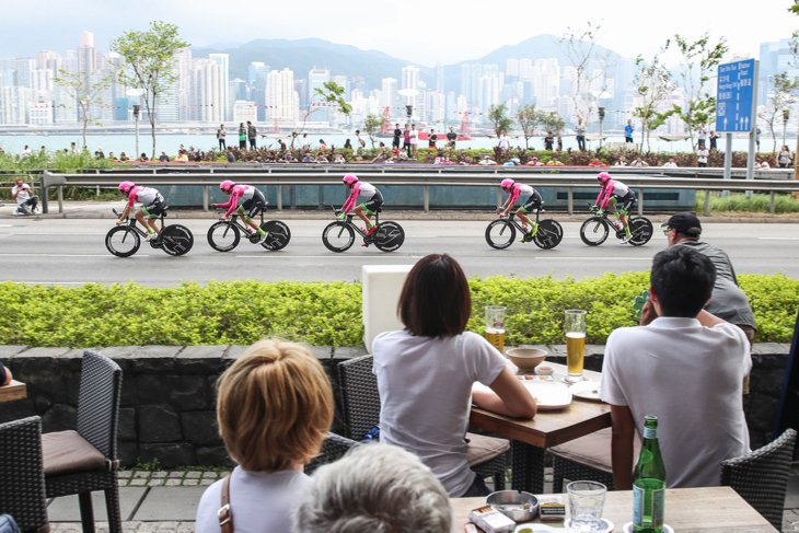 自分が走った後はプロレースを観戦。非常に豪華な1日が香港には待っている