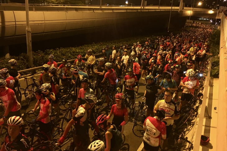 スタートを待つサイクリストの群れ、群れ、そしてまた群れ。数千人が市街地を占拠する様はものすごい