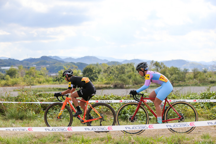 CL1 先頭を走る鵜飼知春(八ヶ岳CYCLOCROSSCLUB)と赤松綾(Simwroks CX Racing)