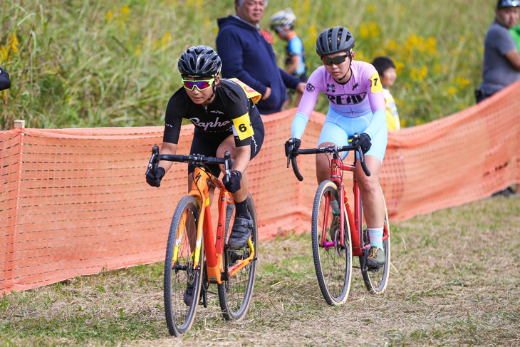 CL1 先頭を走る鵜飼知春(八ヶ岳CYCLOCROSSCLUB)と赤松綾(Simwroks CX Racing)