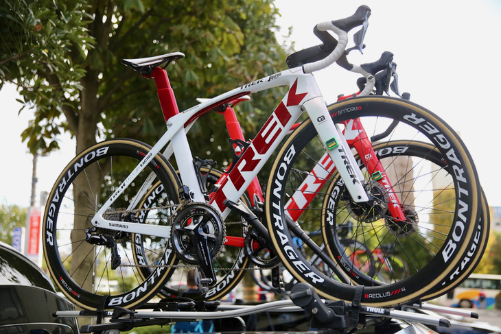 ジョン・デゲンコルプ(ドイツ)のスペアバイクはツール・ド・フランス特別カラーのMadone SLR Disc