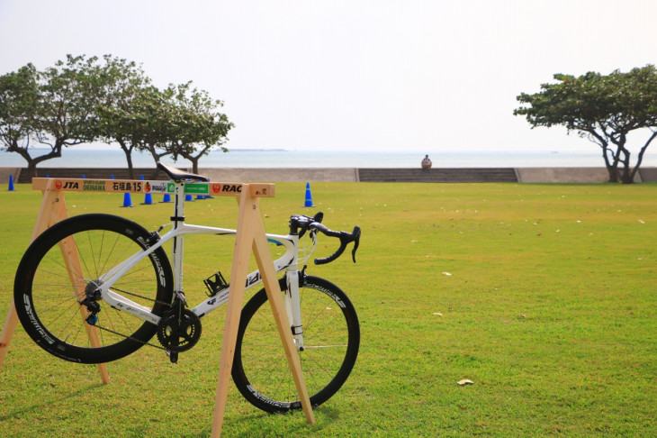 広々とした芝生と青い海が広がる受付会場の舟蔵公園