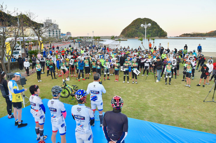 すさみ海水浴場に500名を超えるサイクリストが集まった