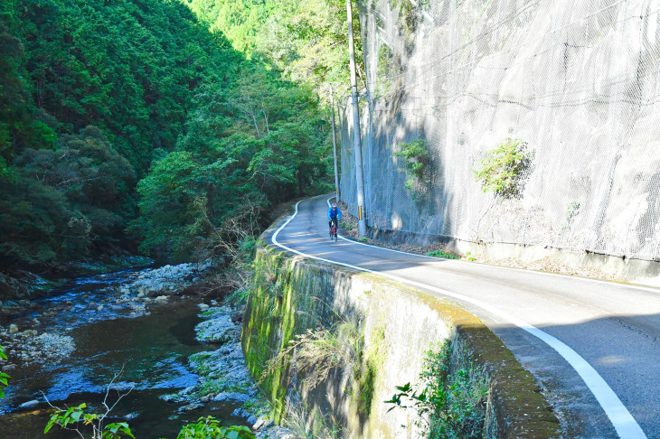 日置川の清流に沿って徐々に標高を上げていく