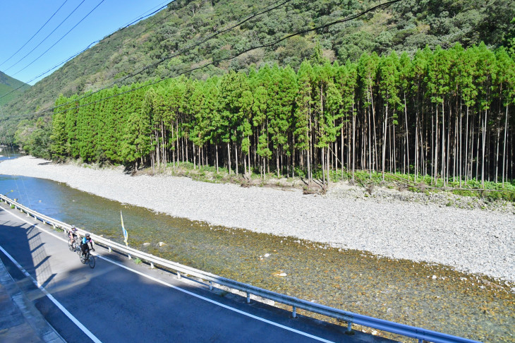 繁茂する木々をまるで鏡のように映し出す透明度の高い清流