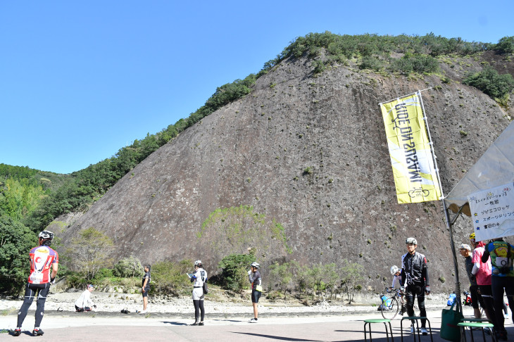 巨大岩の「一枚岩」