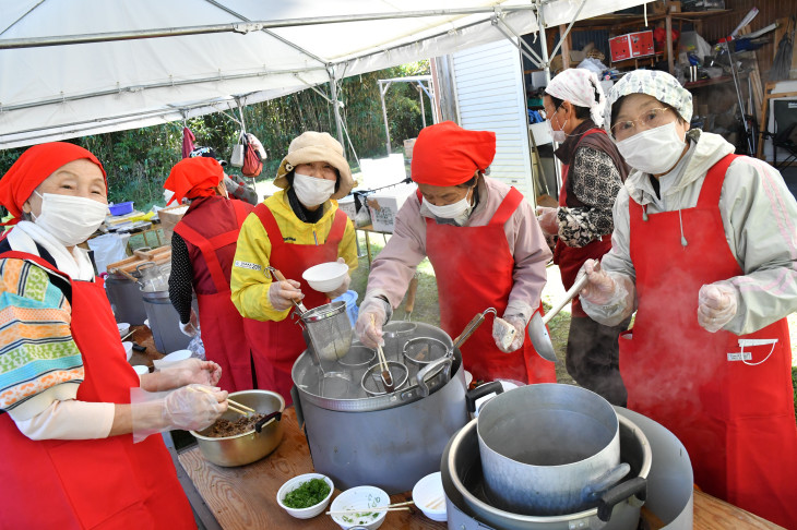 地元のお母さん方は、早朝4時から準備を進めてくれたのだとか