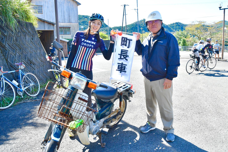 年季の入ったスーパーカブの町長車に乗って参加者を応援する岩田町長
