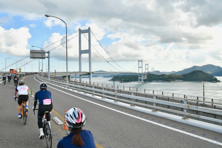 全長約4kmの「来島海峡大橋」