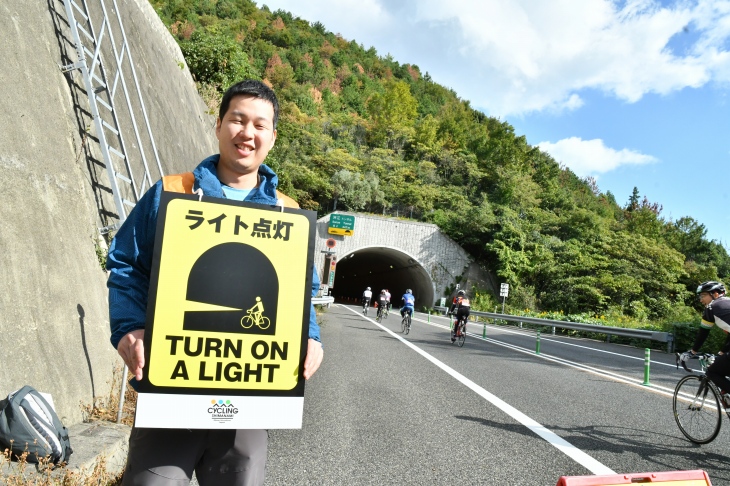 トンネルも多い高速道路ではライト点灯を促す