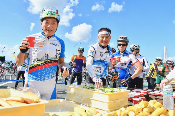 中村時広愛媛県知事も絶好のサイクリング日和に笑顔