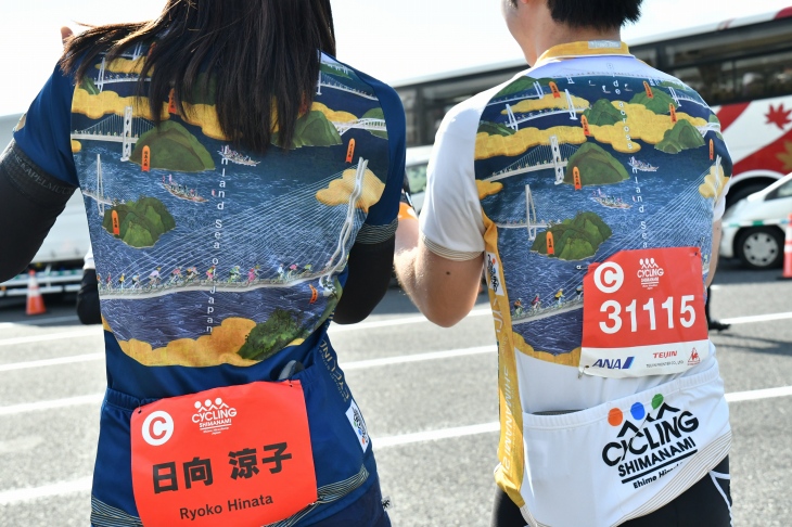 和をイメージさせる大会記念ジャージ(左)。プレミアムエントリーの参加者は白基調のジャージ(右)