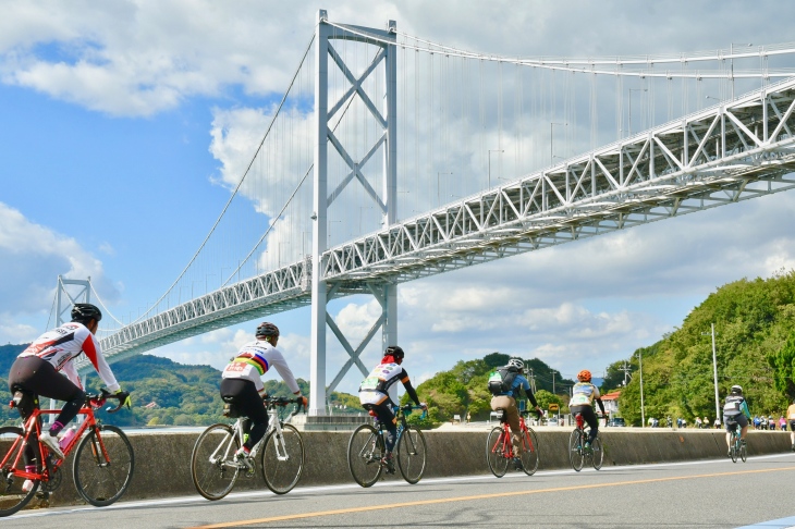 因島大橋の下を通過する参加者の隊列。このあと橋を渡って今治をめざした