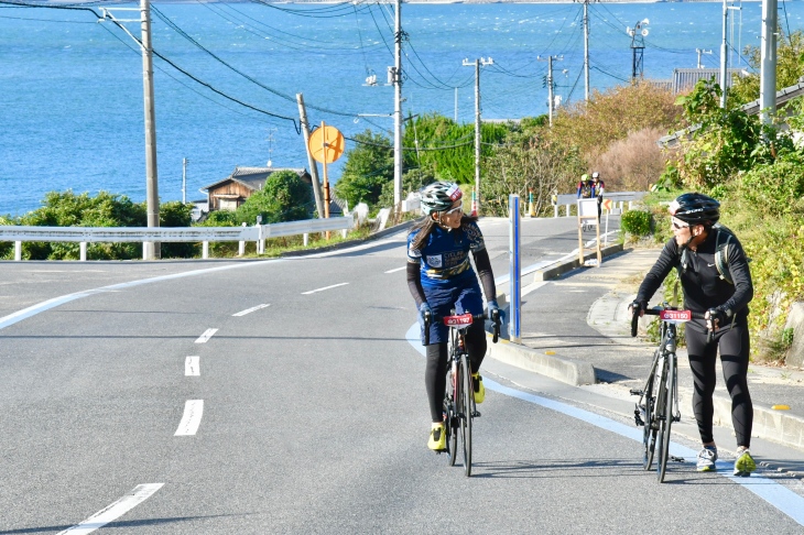 最終盤、大島の急坂で参加者を励ますゲストライダーの日向涼子さん