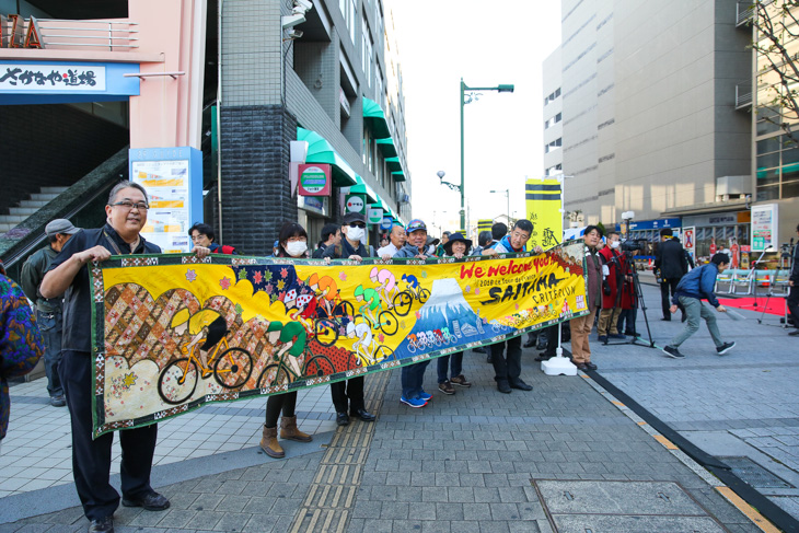 横断幕を持って選手たちを歓迎する