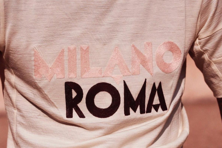 チェーンステッチ刺繍でミラノ～ローマとあしらわれる