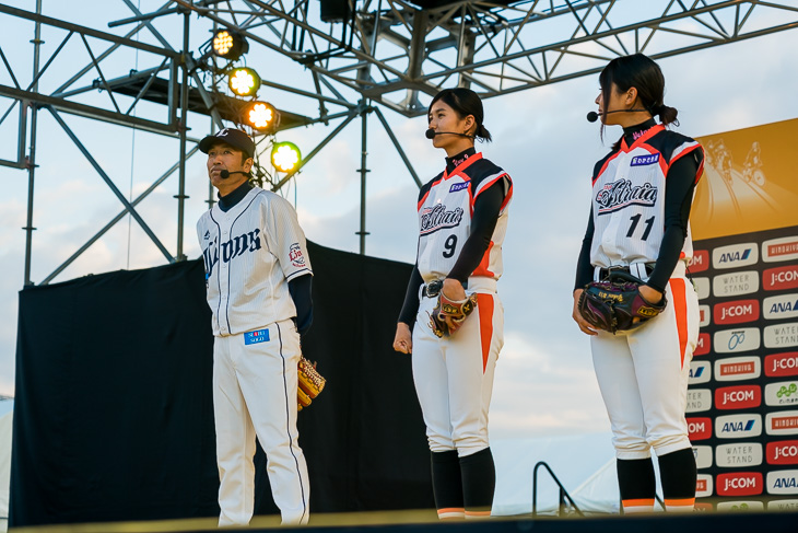 星野智樹さん、加藤優さん、磯崎由加里さんの3名が選手達の野球初体験のお手伝いをした。星野さんは現役時代の背番号26で登場