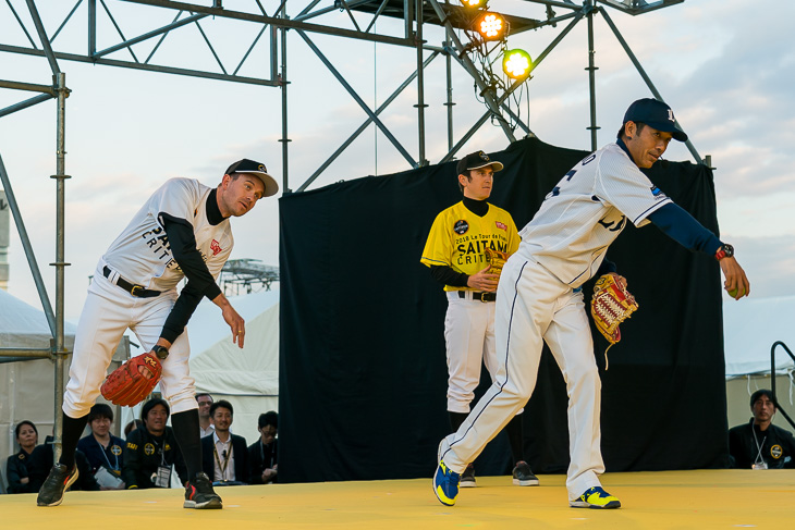 星野智樹さんからフォームの指導を受けるクリストフ。星野さんは本来左投げだが、基本は同じだ