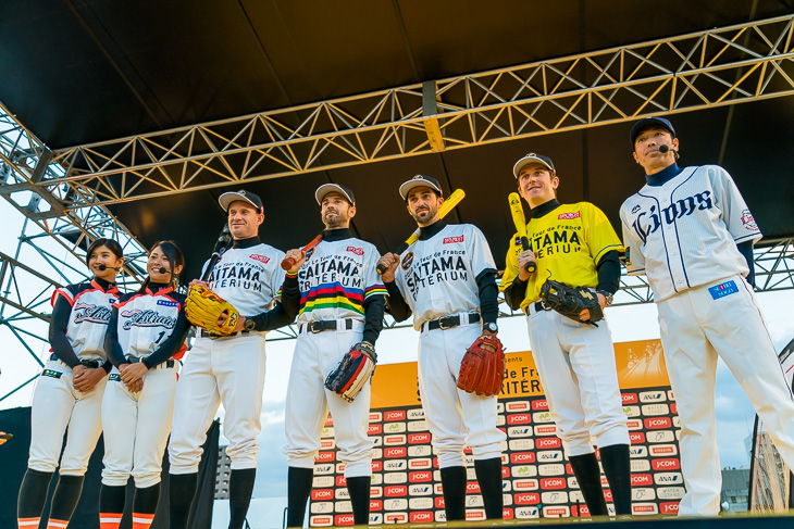 野球体験をしたトーマスら4人の選手と、星野智樹さん、加藤優選手、磯崎由加里投手