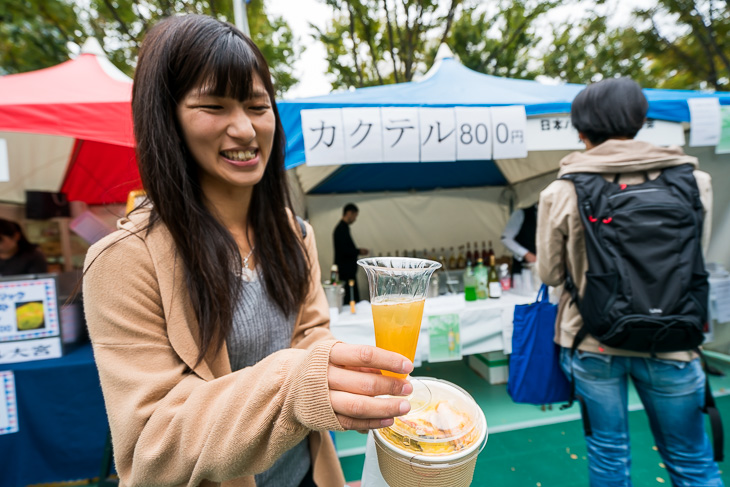 出来上がったカクテル「マイヨ・ジョーヌ」を手に、はにかみながら撮影に応じてくれた女性