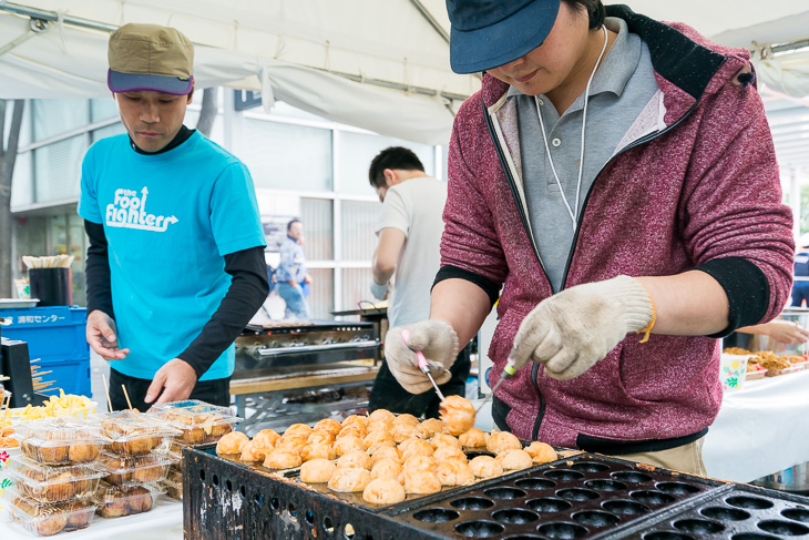 さいたまるしぇのすぐ外では、たこやきに焼きそばなど、日本のお祭りらしい食べ物も