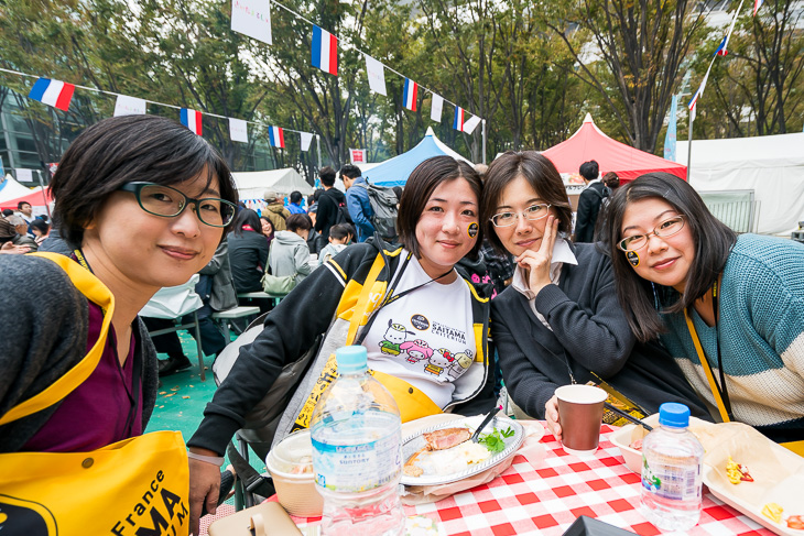 黄色いオフィシャルグッズで身を固めていた女性の皆さん。仕事を選ばないと噂のキティさんコラボのオフィシャルTも