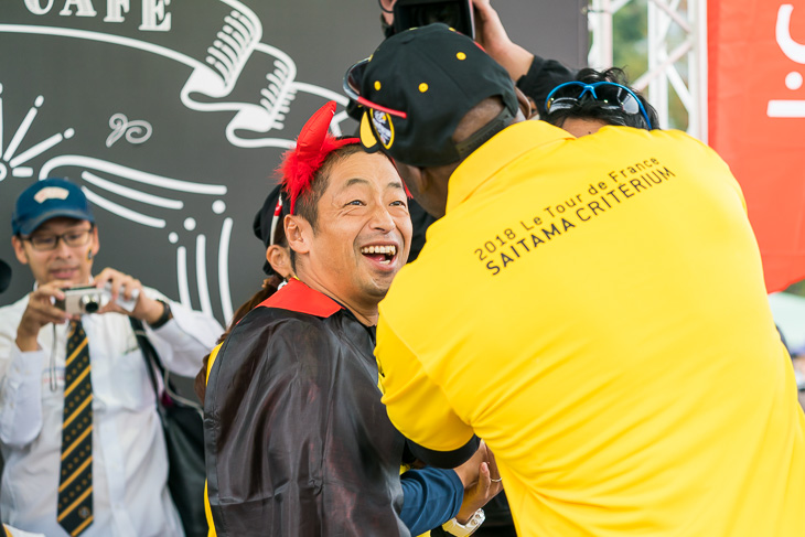 番組の撮影でJ-COMカフェなどを回っていた団長安田さんとボビー・オロゴンさん(背中)