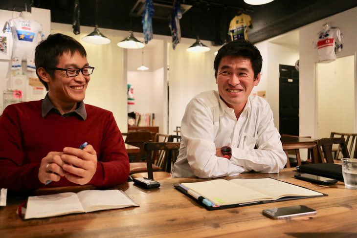クロスコーヒーでチャンピオンシステム・ジャパン代表の棈木亮二さん（右）、カスタマーの窓口を担当する梶田歩さん（左）に話を聞いた